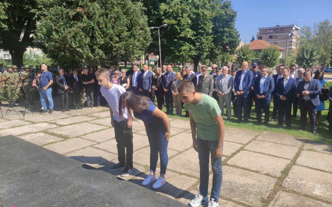 Ученици Медицинске школе ,,Др Изабел Емсли Хатон” и Гимназије ,,Бора Станковић” Врање положили венац поводом Дана ослобођења